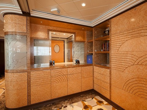  Phòng trên tàu Reflection. Tàu du lịch Reflection có khu vực sinh hoạt và ăn uống rộng lớn, với các loại hải sản đặc biệt hấp dẫn.