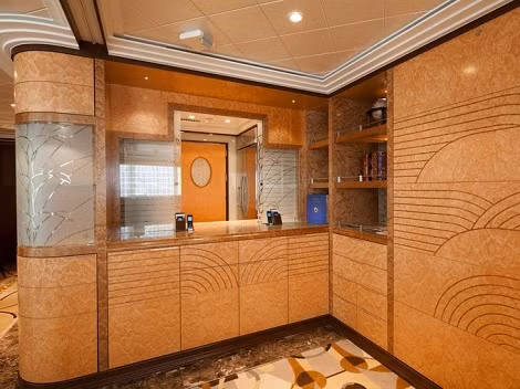  Phòng trên tàu Reflection. Tàu du lịch Reflection có khu vực sinh hoạt và ăn uống rộng lớn, với các loại hải sản đặc biệt hấp dẫn.