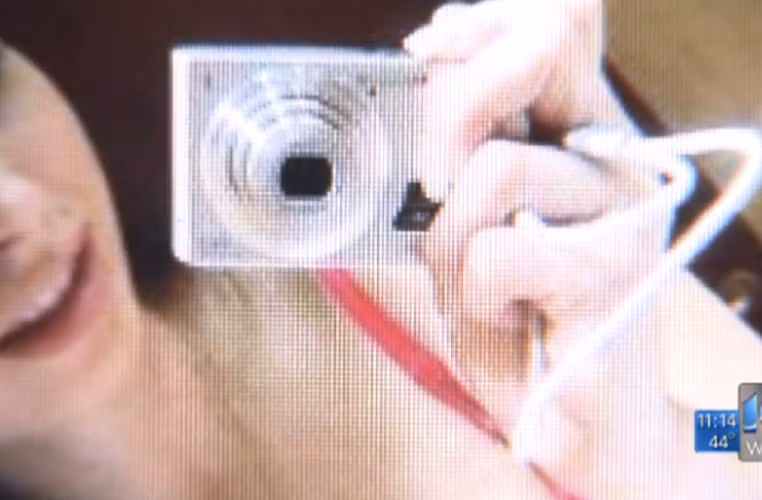 Một thiếu nữ 16 tuổi tại Virginia đang có nguy cơ phải đối diện với tội danh Tuyên truyền văn hóa phẩm khiêu dâm trẻ em khi đăng tải một vài hình ảnh “tự sướng” hở hang của mình trên mạng xã hội Twitter. Vụ việc đã đặt ra câu hỏi về việc quản lý con em của phụ huynh, nhà trường cũng như của pháp luật về các nguy cơ tiềm tàng trong cuộc sống số.