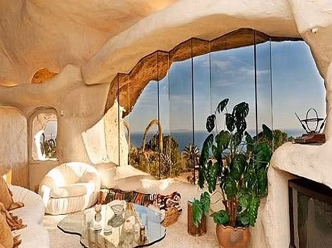 Tận hưởng cảnh quan và thưởng thức các món ăn xa xỉ trong phòng ăn.