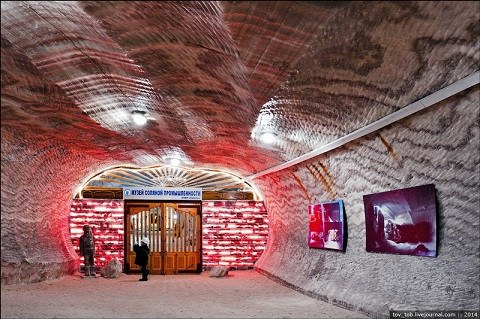 Cánh cửa được trang trí bằng những viên gạch làm từ muối pha lê có đèn sáng.