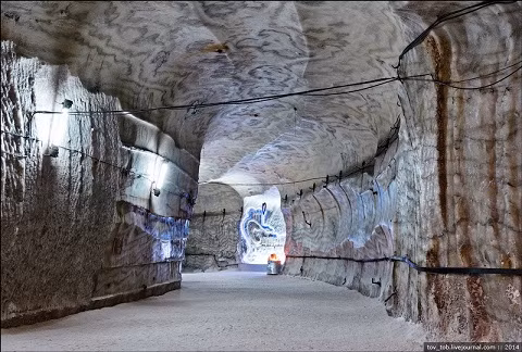 Những hành lang được trang trí bằng muối.