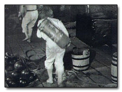 Những cậu bé này thực chất chỉ khoảng 9 tuổi. Chúng bị bắt cóc và ép phải phục vụ cho các cuộc chiến và dường như hy vọng được trở về nhà là quá mong manh. Chúng sẽ phải trèo lên trèo xuống trong tàu và mang vác những túi hay thùng thuốc súng trên lưng. Công việc chính của chúng là vận chuyển thuốc súng từ các kho của tàu lên các nòng súng hỏa mai và pháo.