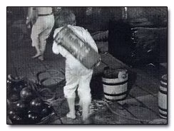 Những cậu bé này thực chất chỉ khoảng 9 tuổi. Chúng bị bắt cóc và ép phải phục vụ cho các cuộc chiến và dường như hy vọng được trở về nhà là quá mong manh. Chúng sẽ phải trèo lên trèo xuống trong tàu và mang vác những túi hay thùng thuốc súng trên lưng. Công việc chính của chúng là vận chuyển thuốc súng từ các kho của tàu lên các nòng súng hỏa mai và pháo.