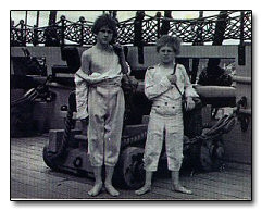 Vì vậy, một số người nghĩ ra việc dùng các bé trai vào nhiệm vụ này trong những trận thủy chiến ngoài biển. Đó là những cậu bé vô cùng nhanh nhẹn, thấp nhỏ và có thể dễ dàng nấp vào mép tàu để tránh được súng đạn của tàu địch. Chúng được gọi là “Powder monkey”.