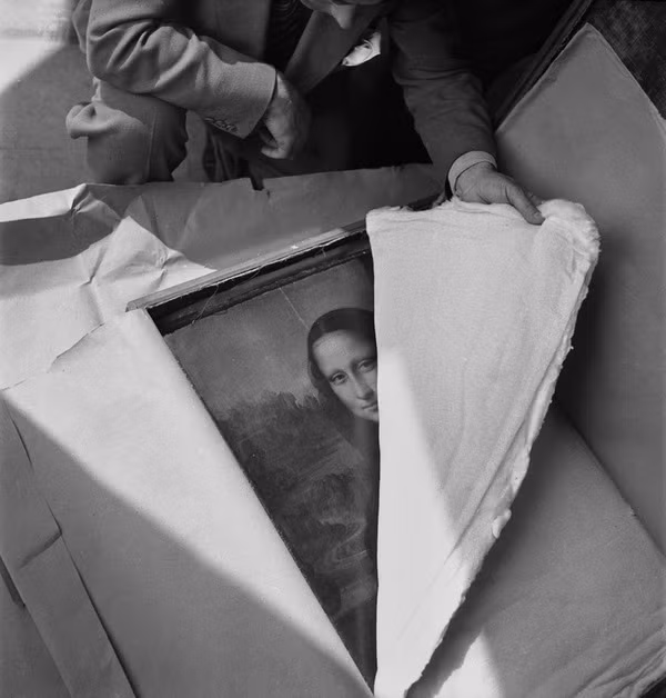 1. Mona Lisa: Không phải ai cũng biết hành trình chu du mà kiệt tác của Leonardo da Vinci đã trải qua trong Chiến tranh Thế giới 2. Khi chiến tranh bùng nổ, những hiện vật có giá trị nhất của bảo tàng Paris được đóng trong hộp có chất liệu không thấm nước và gửi tới vùng quê.