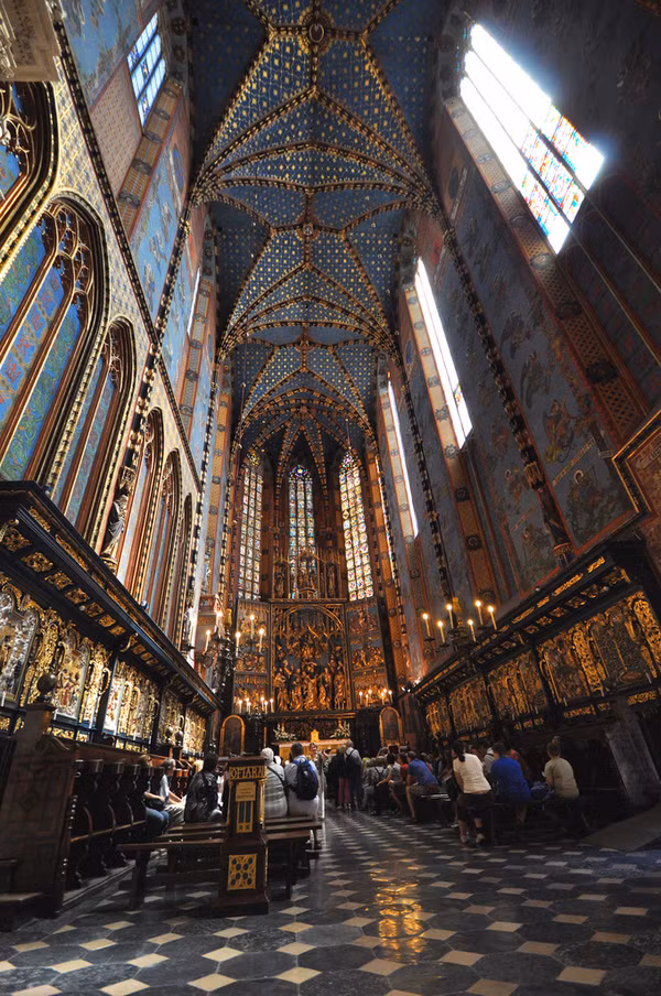 Người dân Ba Lan đã tháo rời bàn thờ và giấu nó dưới các sọt ở khắp cả nước. Nhưng khi Ba Lan bị xâm chiếm trong Chiến tranh thế giới 2, các sọt này được chuyển tới Đức. Bàn thờ Veit Stoss quay lại Ba Lan vào năm 1946 và đẹp lung linh trong nhà thờ ngày nay. Ảnh: Bàn thờ ở thánh đường.