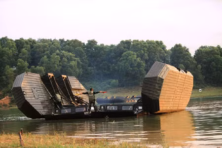 Cán bộ, chiến sĩ Lữ đoàn Công binh 299 điều khiển phà tự hành.