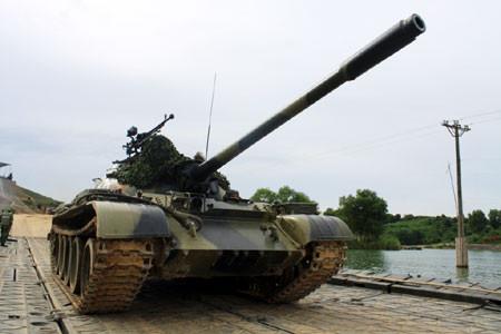 Xe tăng cơ động qua cầu phao.