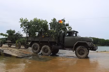 Xe kéo pháo phòng không Lữ đoàn 241 qua cầu phao.