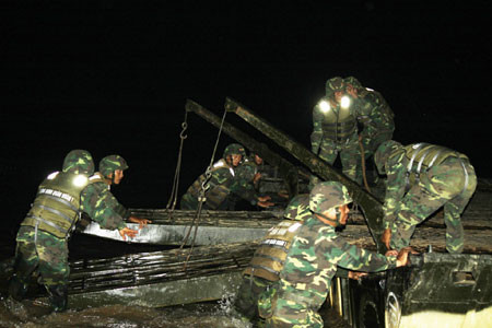Trong đêm tối, lực lượng công binh lắp ghép phà và cầu phao bảo đảm cho các phương tiện vượt sông.