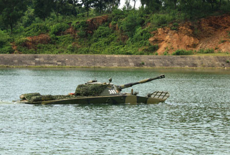 Xe tăng PT-76 vượt sông.