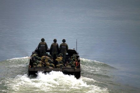 Xe lội nước chở bộ binh.