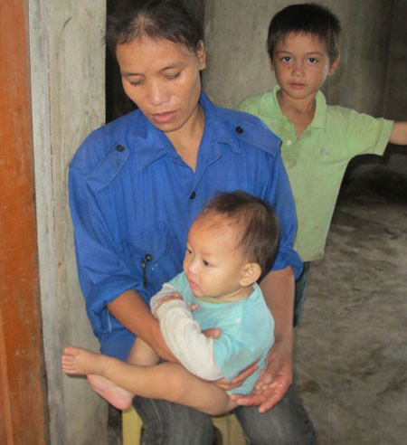 Chị Nhung ân hận vì đã lỡ tay đẩy con vào lửa.