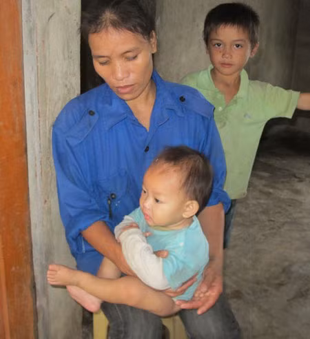 Chị Nhung ân hận vì đã lỡ tay đẩy con vào lửa.