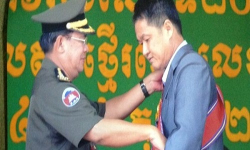 Thủ tướng Hun Sen trao tặng Huân chương Đại tướng quân cho ông Trần Quốc Hải.