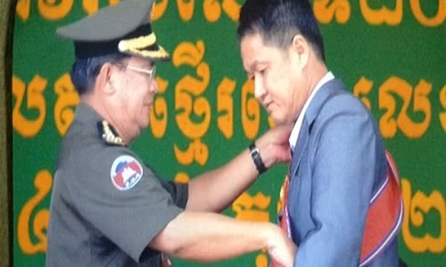 Thủ tướng Hun Sen trao tặng Huân chương Đại tướng quân cho ông Trần Quốc Hải.