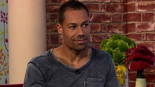 Anh bắt đầu với chế độ luyện tập riêng, trọng lượng tăng từ 66kg lên 79 kg.