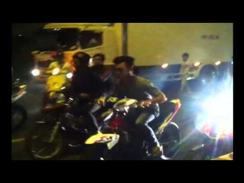 Các thanh niên tập trung đua xe, chống đối cảnh sát.