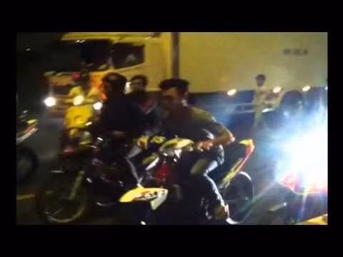 Các thanh niên tập trung đua xe, chống đối cảnh sát.