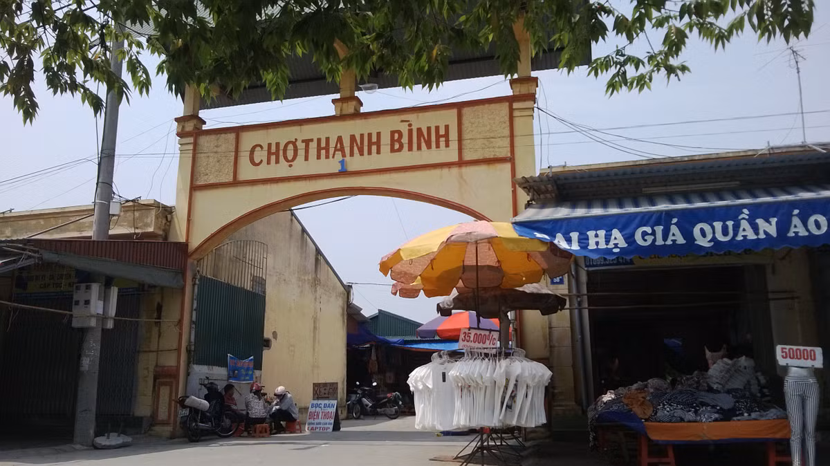 Chợ Thanh Bình cũng nằm trong diện chuyển tiểu thương TTTM đến nhưng quá trình khảo sát cho thấy chợ này đã hết chỗ.