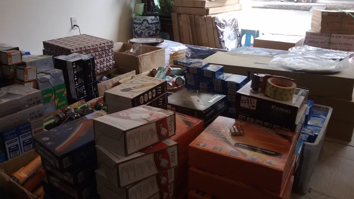 Các tiểu thương đã mua hàng hóa để kinh doanh, với hi vọng sẽ có thêm vốn khi chợ tạm được quy hoạch và xây dựng xong.