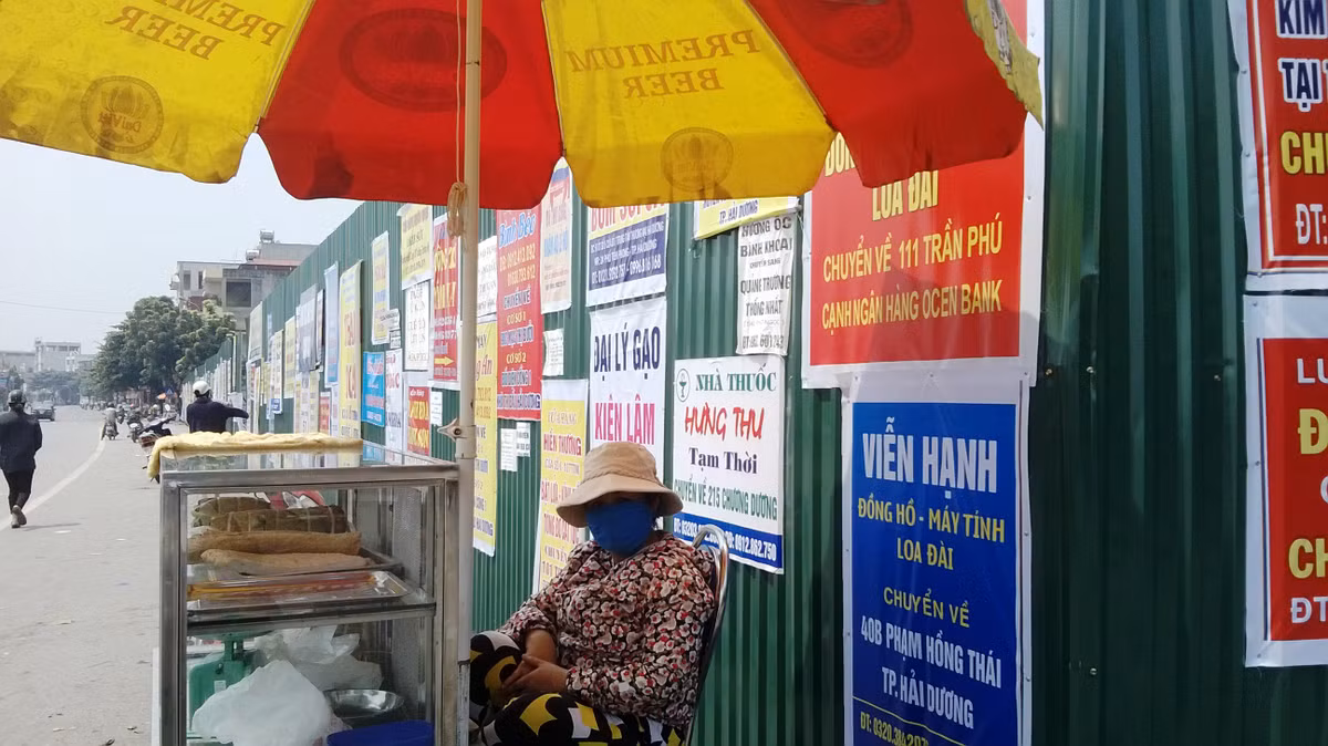 Trong thời gian đợi chờ có chợ tạm, hàng trăm tiểu thương đã tự cứu lấy mình bằng cách tự tìm địa điểm kinh doanh.