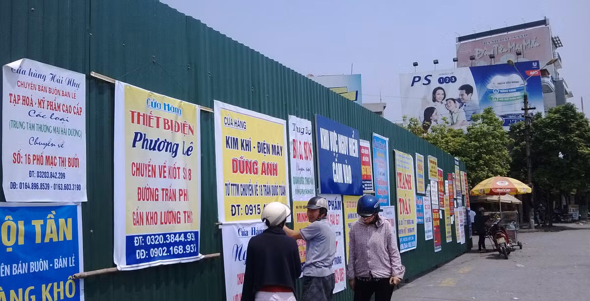 Hình ảnh mà PV Kiến Thức ghi nhận sáng 22/9 trước TTTM Hải Dương, nhiều tiểu thương dán thông báo chuyển địa điểm mới.