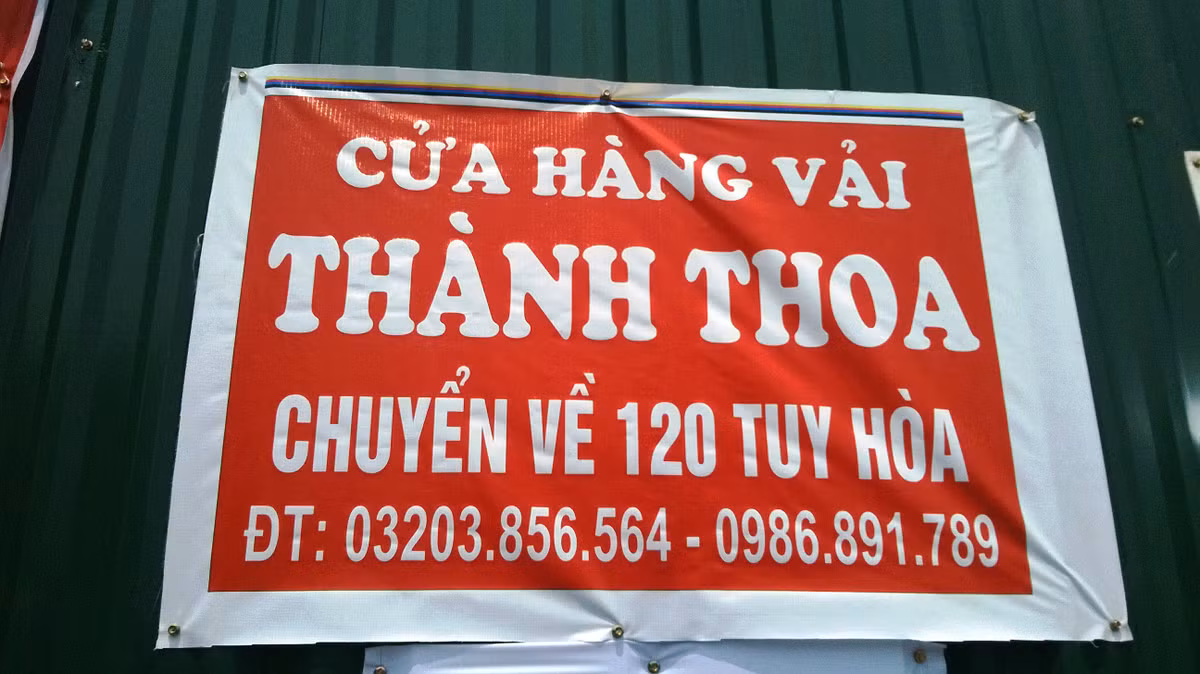 Họ dán thông báo chuyển địa điểm để thu hút khách hàng quen thuộc, những khách hàng xa lạ rất khó để tìm đến.