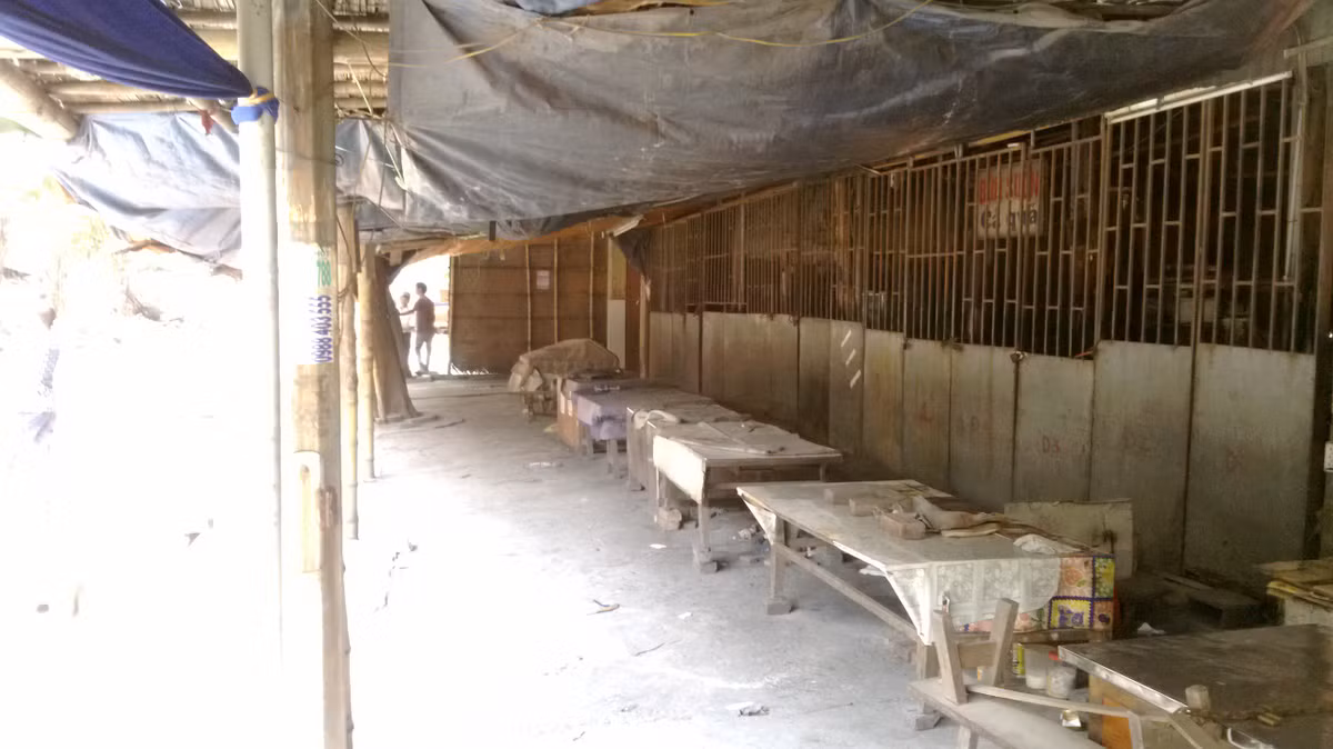 Để lại quanh cảnh... vắng lặng.