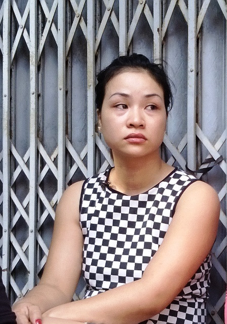 Nước mắt rơi trên khuôn mặt chị Phạm Thu Thủy.