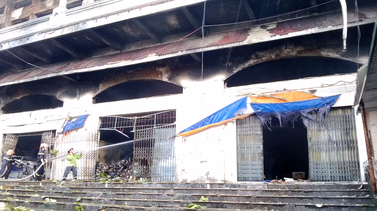 Cảnh hoang tàn ở tầng 1 trung tâm thương mại. Không ai trong số 500 tiểu thương biết đến việc mua bảo hiểm cháy nổ.