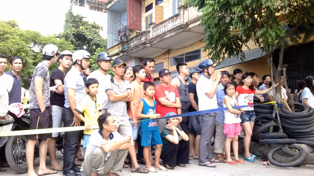 Từ bên ngoài vòng cách ly, tiểu thương đờ đẫn ngóng giặc lửa trong vô vọng.