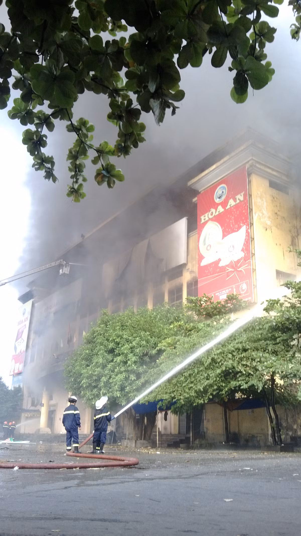 Tuy nhiên, do lửa bao trùm toàn bộ trung tâm nên việc khống chế rất khó khăn… Có thời điểm, nhìn từ bên ngoài chợ, mọi người tưởng đám cháy đã được đẩy lùi...