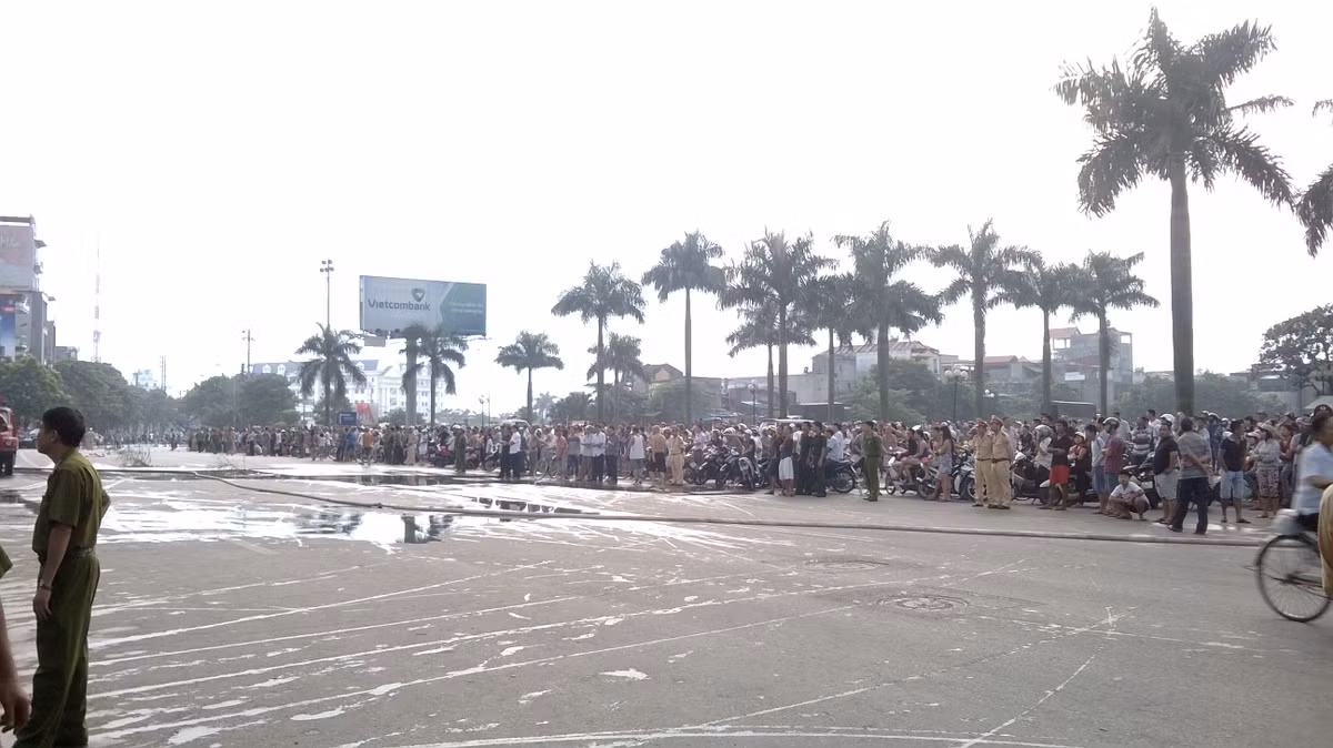 Đông người dân hiếu kỳ theo dõi vụ việc.