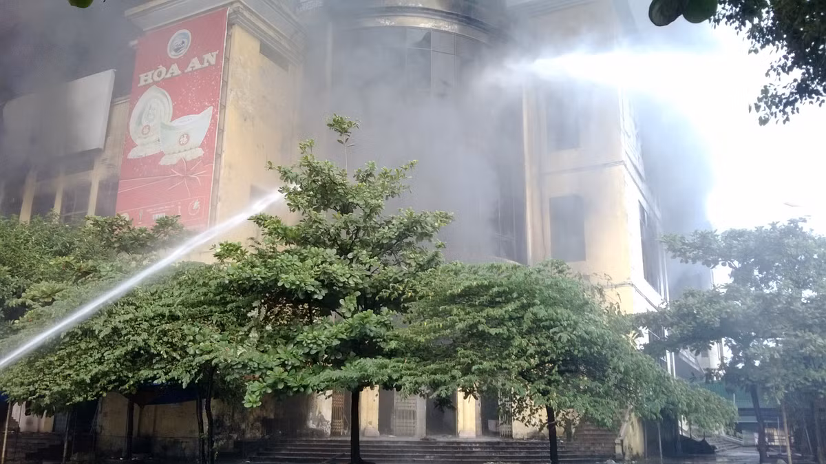 Do Trung tâm thương mại là ngôi nhà cao tầng, các vị trí tiếp cận sâu với đám cháy không nhiều, nên các vòi rồng chĩa vào đám cháy liên tục... vẫn không mang lại hiệu quả.