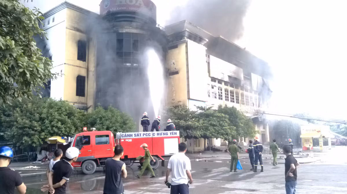 Vụ cháy bắt đầu lan ra từ tầng 1.