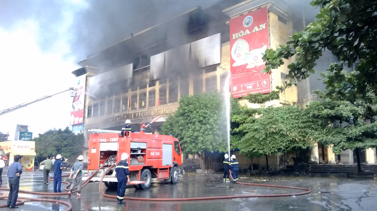 Ngọn lửa đã thiêu trụi toàn bộ hàng hóa tại TTTM Hải Dương
