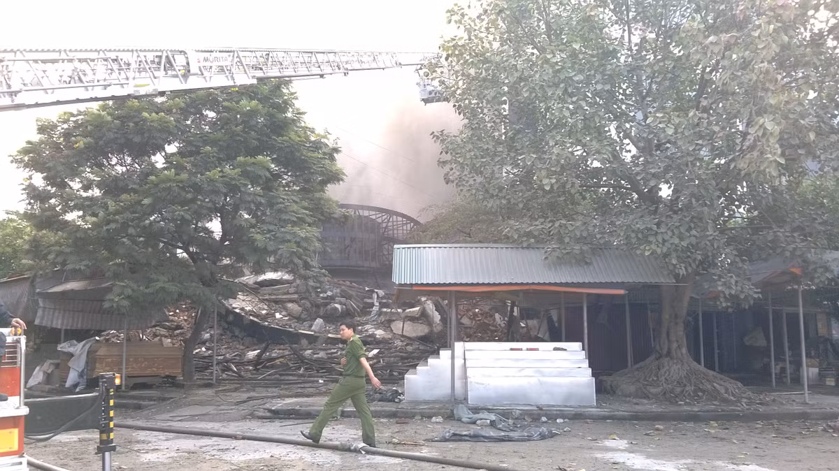 Một góc trung tâm thương mại bị sập hoàn toàn