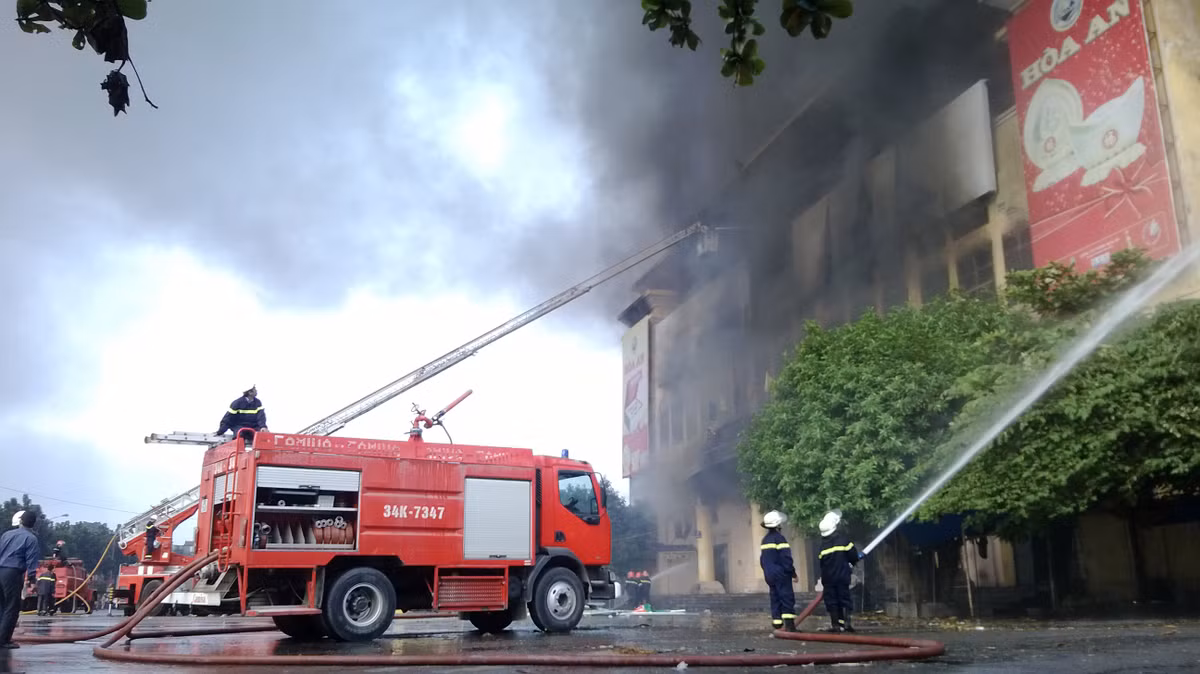 Dù đã cố gắng phun nước lên tầng 3 nhưng chỉ như "đá ném ao bèo"