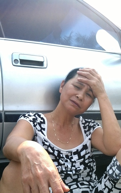 Cô Nguyễn Thị Loan, một tiểu thương trong chợ, vật vã khóc than.