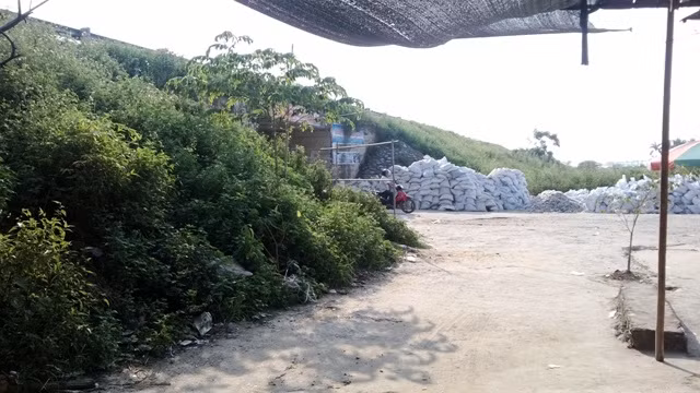 Nơi đối tượng Tài khống chế nạn nhân sau đó bắt đi 300 mét rồi giở trò đồi bại.