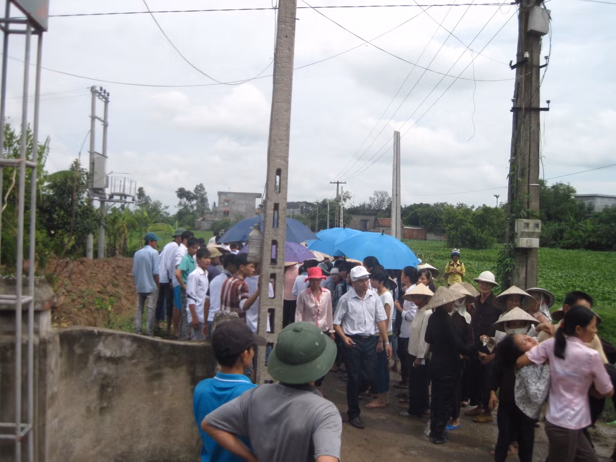 Dự đám tang nạn nhân nhiều người dân vô cùng bức xúc trước sự tàn bạo của nhóm côn đồ.