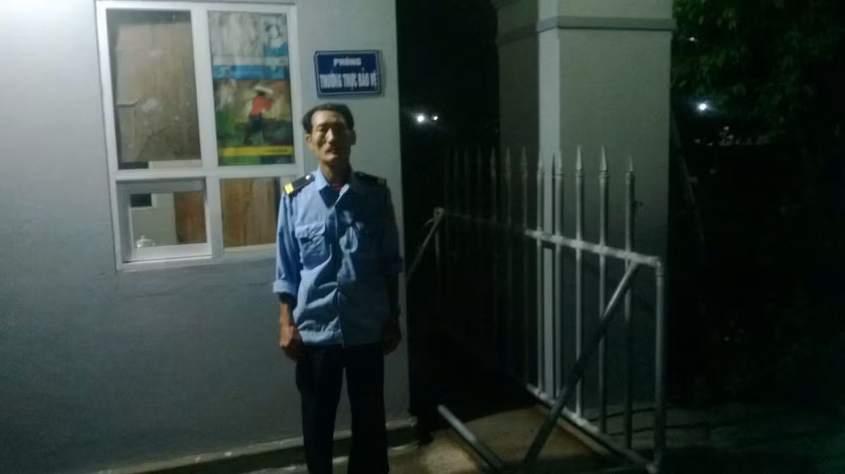 Dù không ngủ nhưng ông Ngà không cảm thấy mệt mỏi, trước đây làm nông cũng vậy, giờ ông làm bảo vệ luôn thức để trực thay anh em.