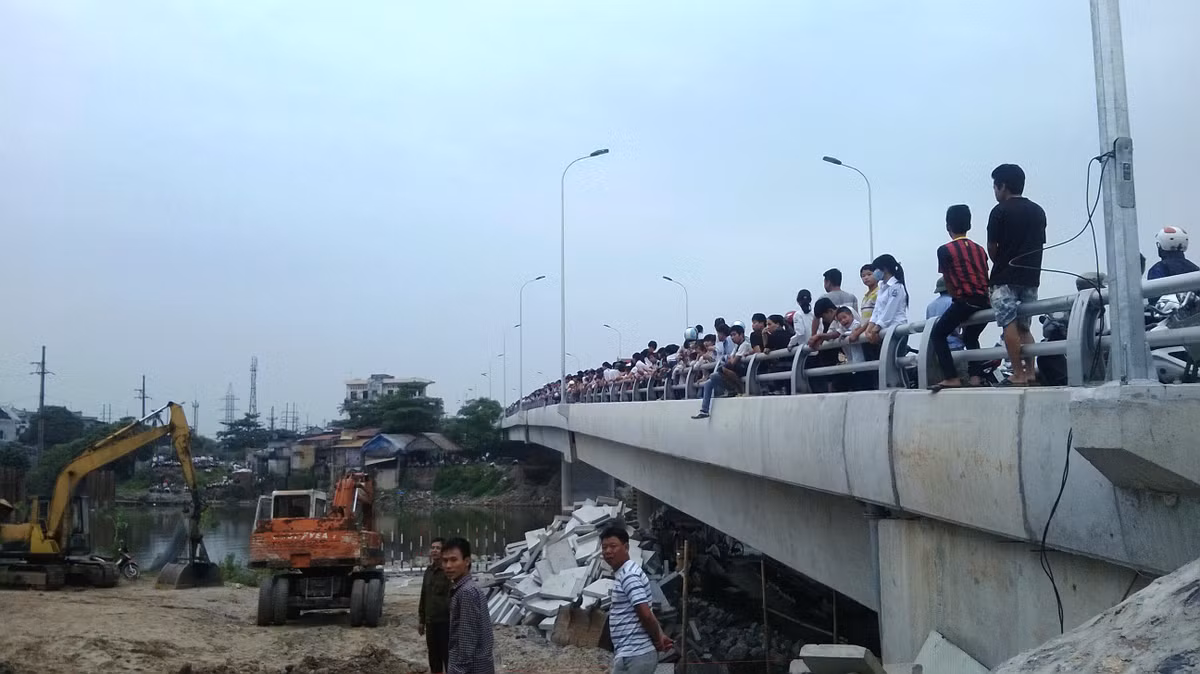 Lực lượng chức năng đang tiến hành trục vớt sắt để tìm kiếm nạn nhân