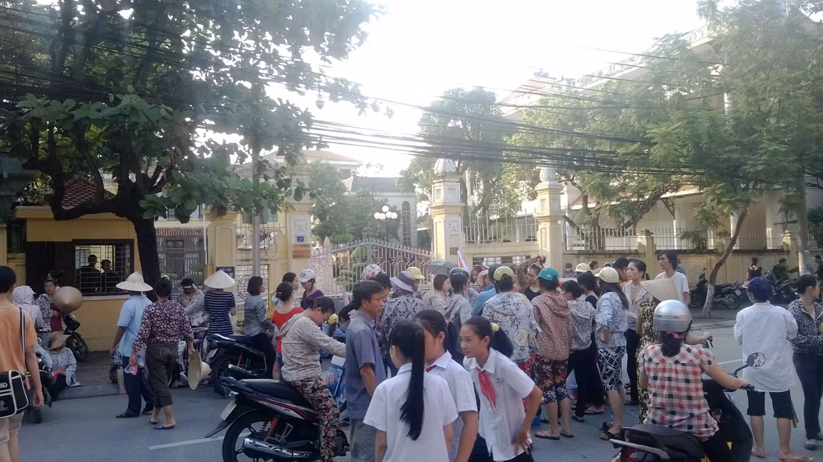 Cho rằng chợ Hội Đô không hội đủ điều kiện để kinh doanh, các tiểu thương đã kéo đến UBND tỉnh Hải Dương để kiến nghị thay địa điểm khác.