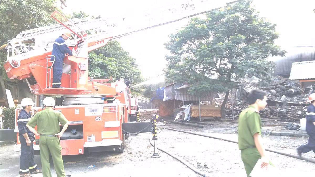 Ngọn lửa làm sập cả một phần tòa nhà