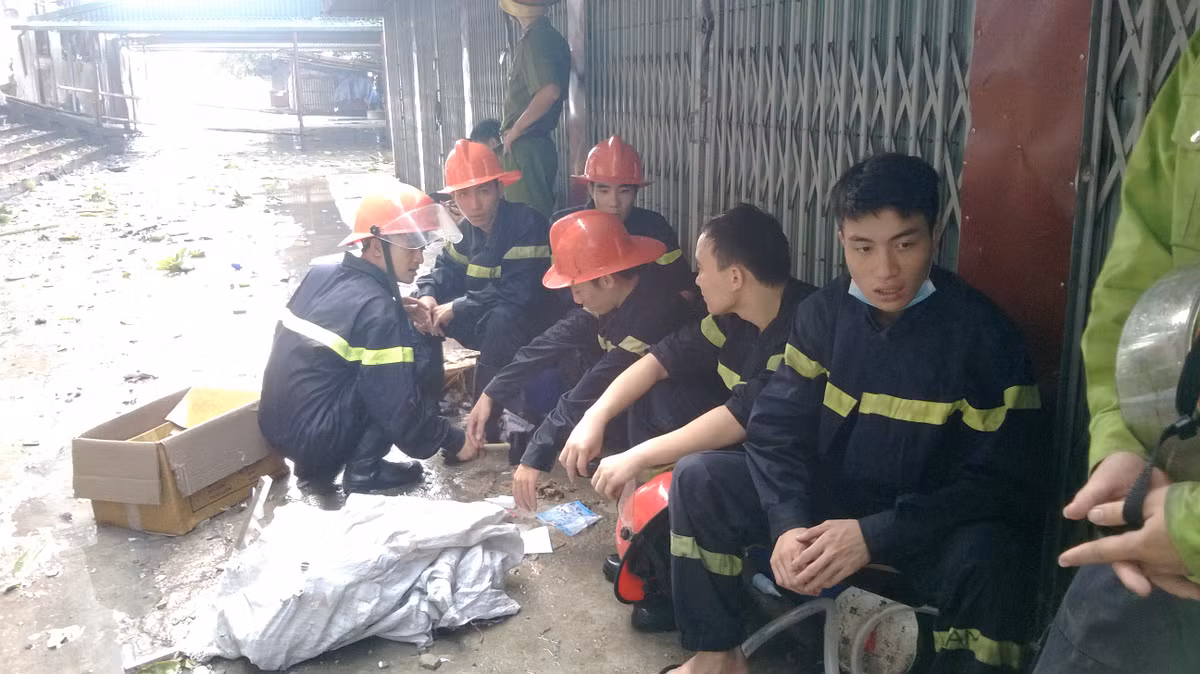 Căng sức cứu hỏa, những người lính này thấm mệt, bó tay trước ngọn lửa hung ác.