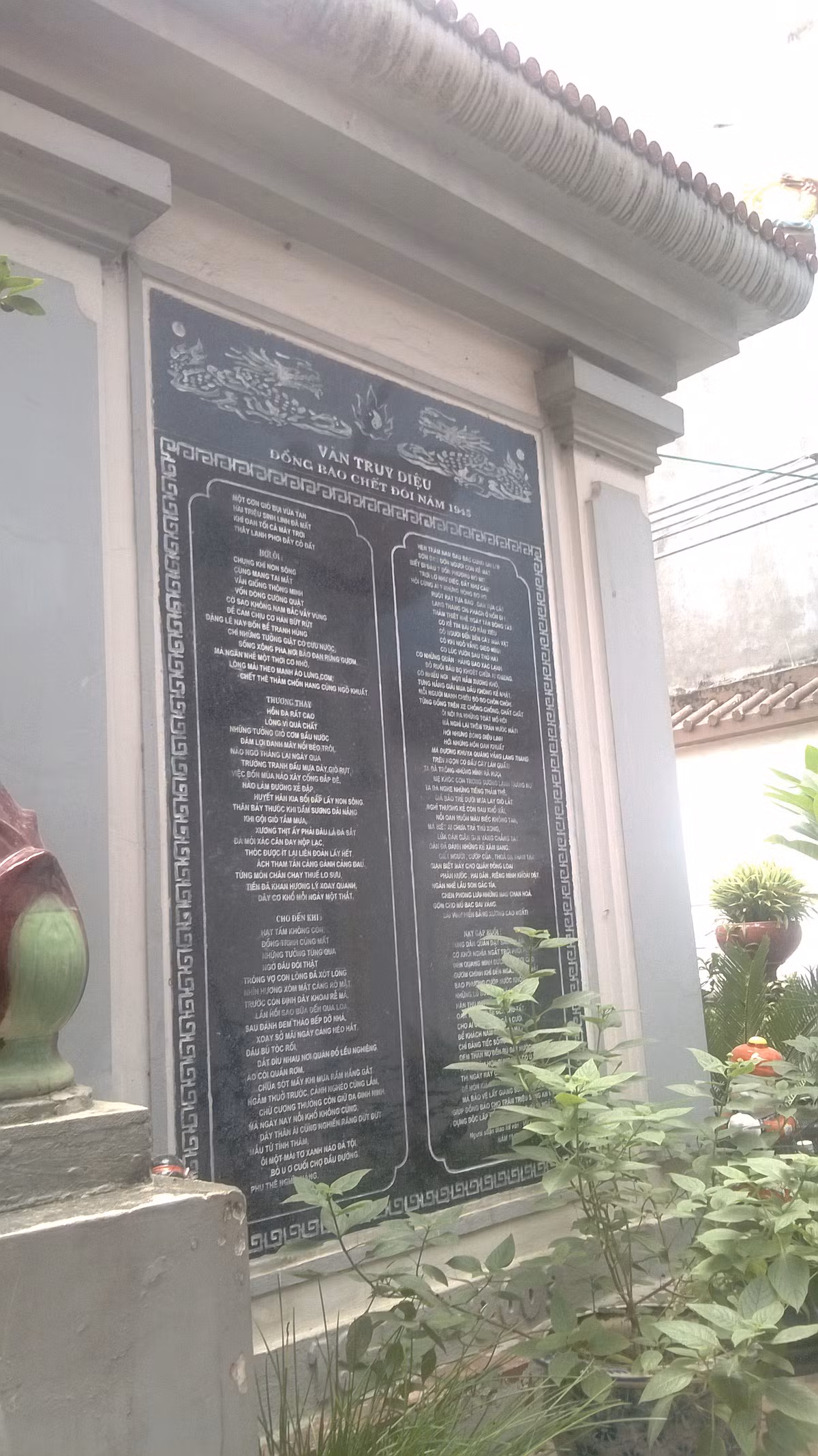 PV Kiến Thức đã ghi nhận những hình ảnh mới nhất về nghĩa trang tập thể lớn nhất thế giới này. Trong ảnh là văn truy điệu của GS Vũ Khiêu khiến ai đọc cũng rơi nước mắt trước nỗi đau của đồng bào năm 1945.