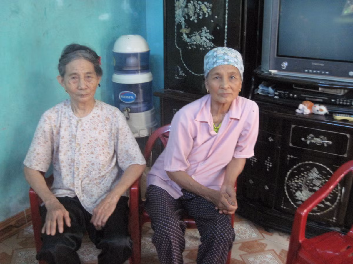 Bà Bùi Thị Luyến (bên phải) kể lại vụ việc.